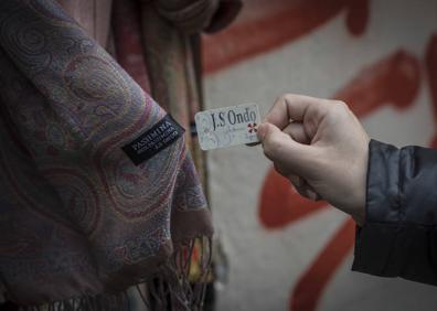 Imagen secundaria 1 - Un agente explica que hay que cumplir las normas a uno de lso comercios de la calle Elvira. Etiqueta de un empresario chino y otra de moda india, en los souvenirs que se venden en el Albaicín.