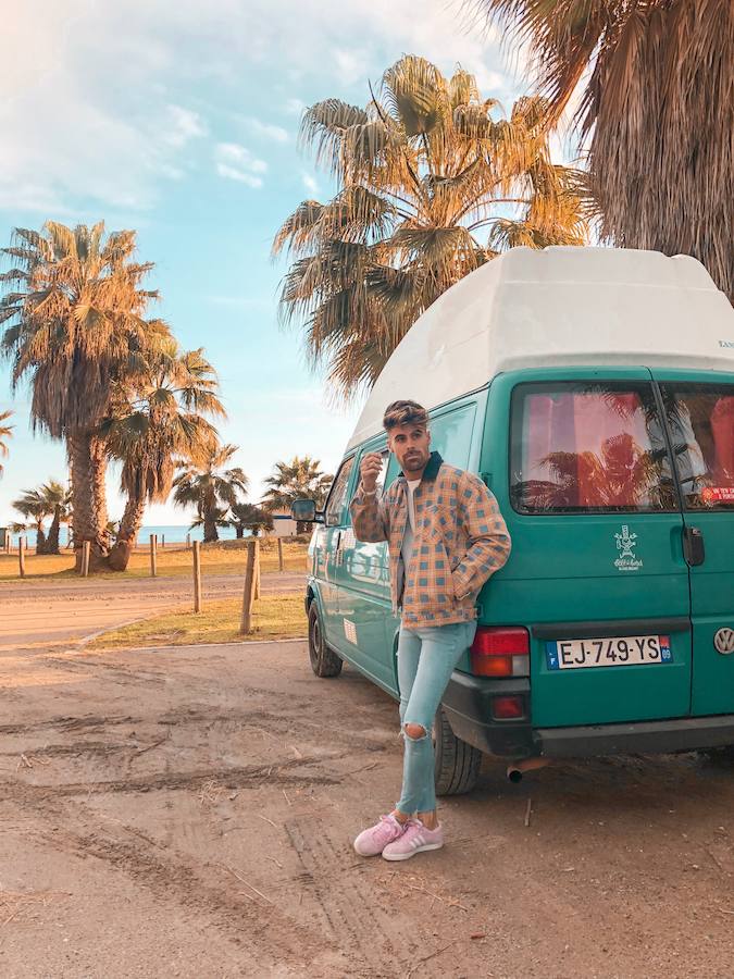 El joven, nacido en Huétor Vega, se ha convertido en una referencia en Instagram con más de 13.000 seguidores y su trabajo con firmas internacionales. Asegura que «dedica mucho tiempo a cuidar sus redes» y que programa las fotografías que publica «con tres semanas de antelación»