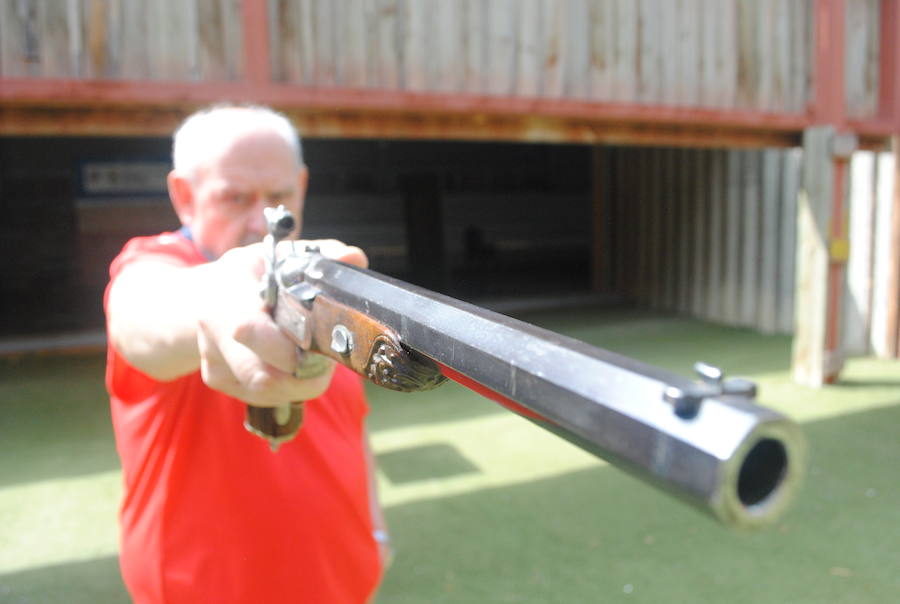 Cabrera empuña una de las armas que disparará durante este Campeonato de España