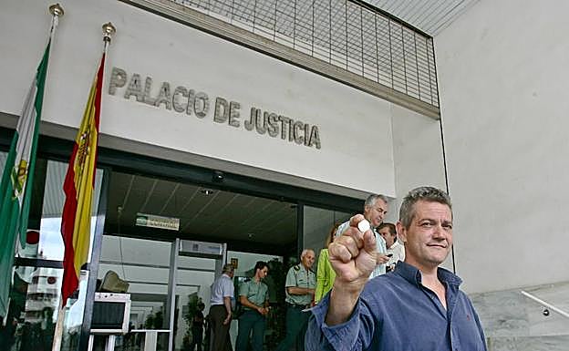Imagen principal - Mariano González en 2011, muestra la moneda que le dio la Alcaldía de Lújar.La alcaldesa de Güevéjar, Mari Carmen Araque; y el entones alcalde de Carataunas.