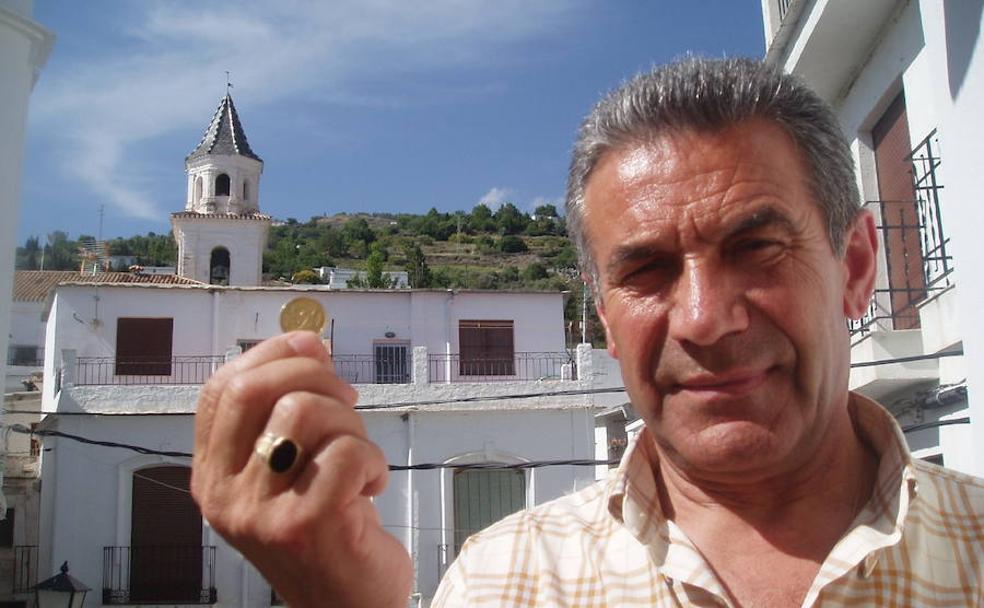 Salvador Rodríguez, alcalde de Carataunas, muestra en 2007 la moneda que le dio la Alcaldía.