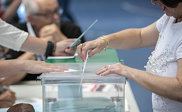 Una mujer vota en un colegio electoral de Granada en las pasadas elecciones municipales.