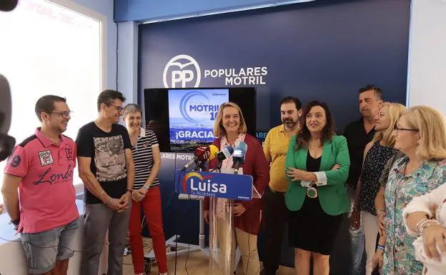Luisa García Chamorro sonríe junto a su equipo, contenta con los resultados electorales. 