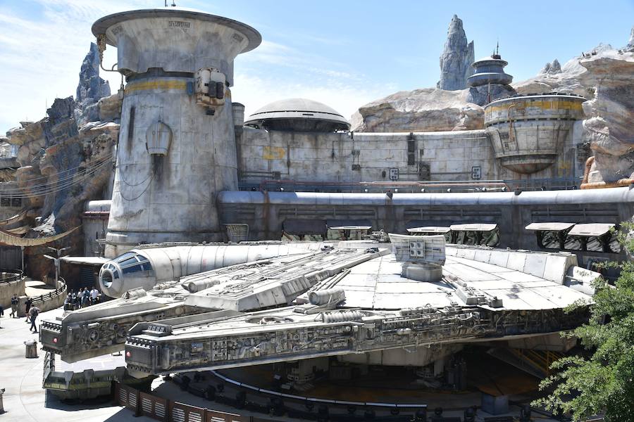 El parque temático parisino Disneyland ha estrenado estas espectaculares instalaciones dedicadas a la Guerra de las Galaxias