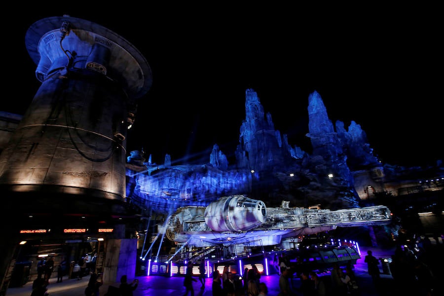 El parque temático parisino Disneyland ha estrenado estas espectaculares instalaciones dedicadas a la Guerra de las Galaxias