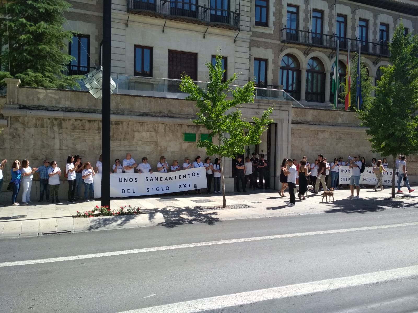 Los padres han trasladado su protesta a la sede de la Junta en Granada capital. El delegado de Educación arremete contra el Ayuntamiento de Motril por la «falta de mantenimiento». Los padres están indignados y los niños «intentan aguantarse sin ir al váter en el cole»