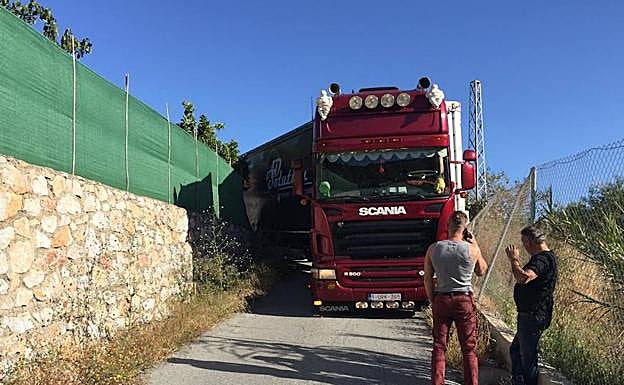 El camión se ha quedado atrapado en el camino del canal