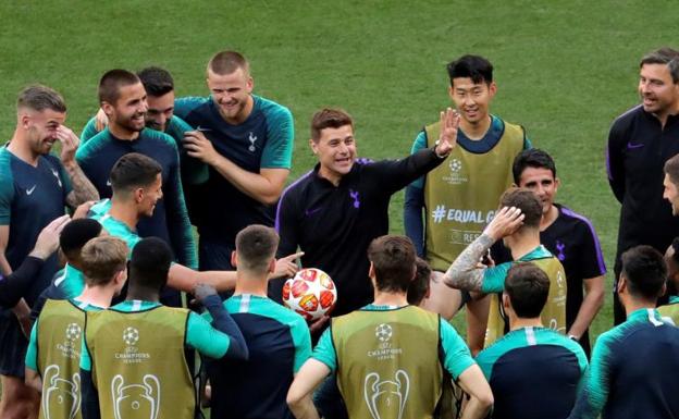 Mauricio Pochettino se dirige a sus futbolistas durante el entrenamiento en el Metropolitano. 