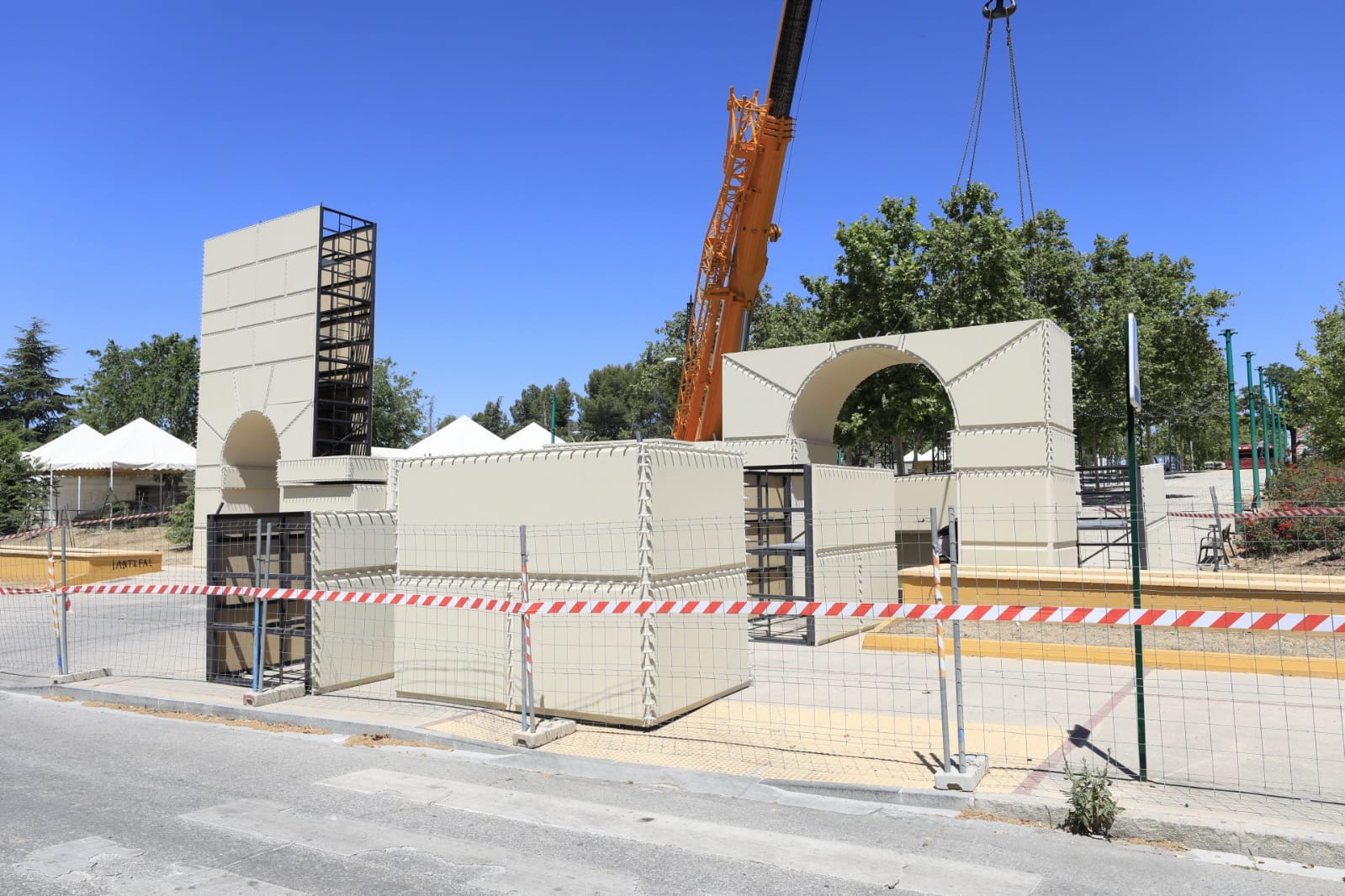 Los operarios ya montan la Puerta de las Granadas en el Recinto Ferial de Almanjáyar