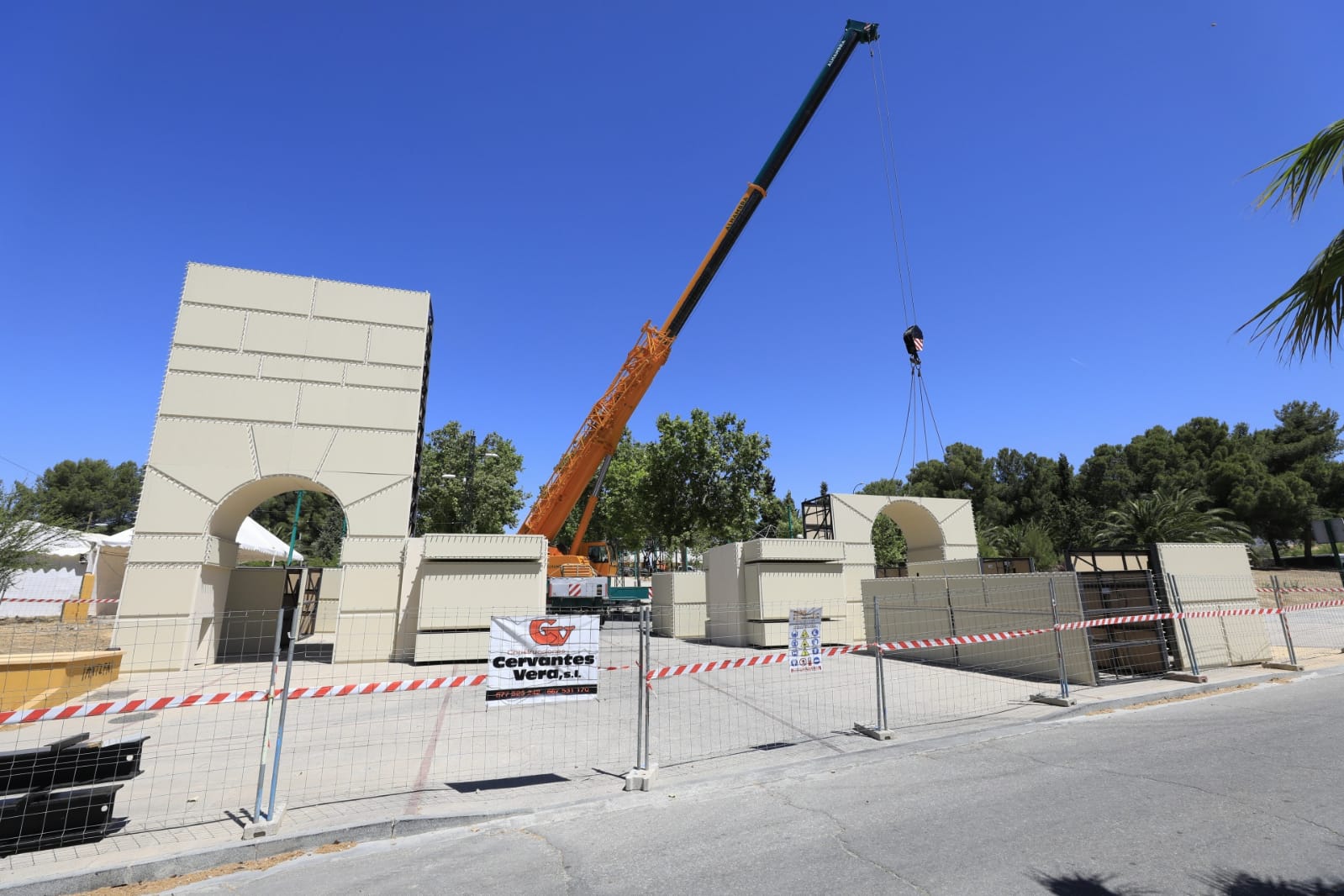 Los operarios ya montan la Puerta de las Granadas en el Recinto Ferial de Almanjáyar