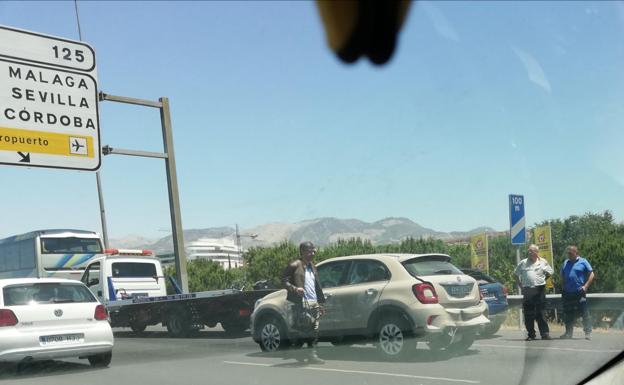 Dos accidentes en la Circunvalación de Granada: un herido, 3 coches chocan y colpaso de la A-44