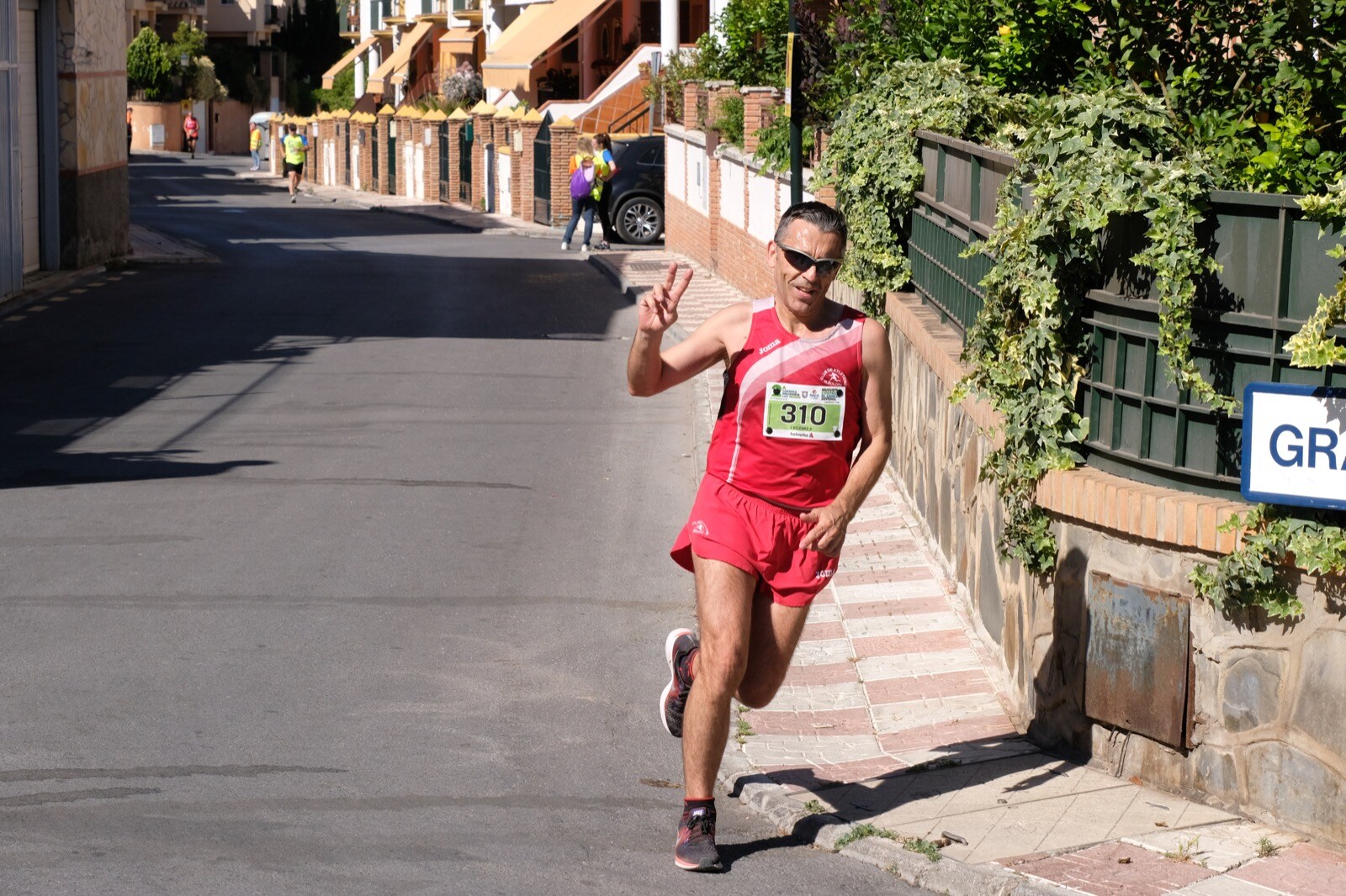 Con modalidades infantiles, una march-carrera y una prueba absoluta de 7 kilómetros, la carrera solidaria de Cájar ha celebrado su segunda edición con un gran ambiente