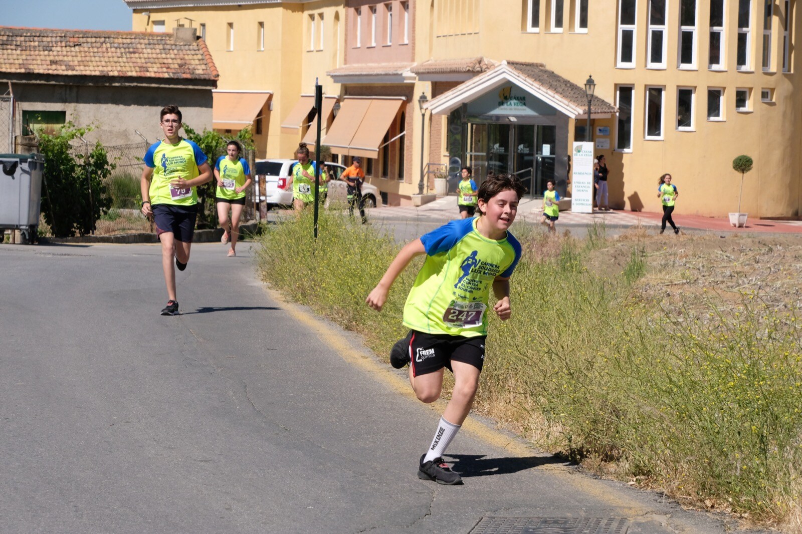 Con modalidades infantiles, una march-carrera y una prueba absoluta de 7 kilómetros, la carrera solidaria de Cájar ha celebrado su segunda edición con un gran ambiente