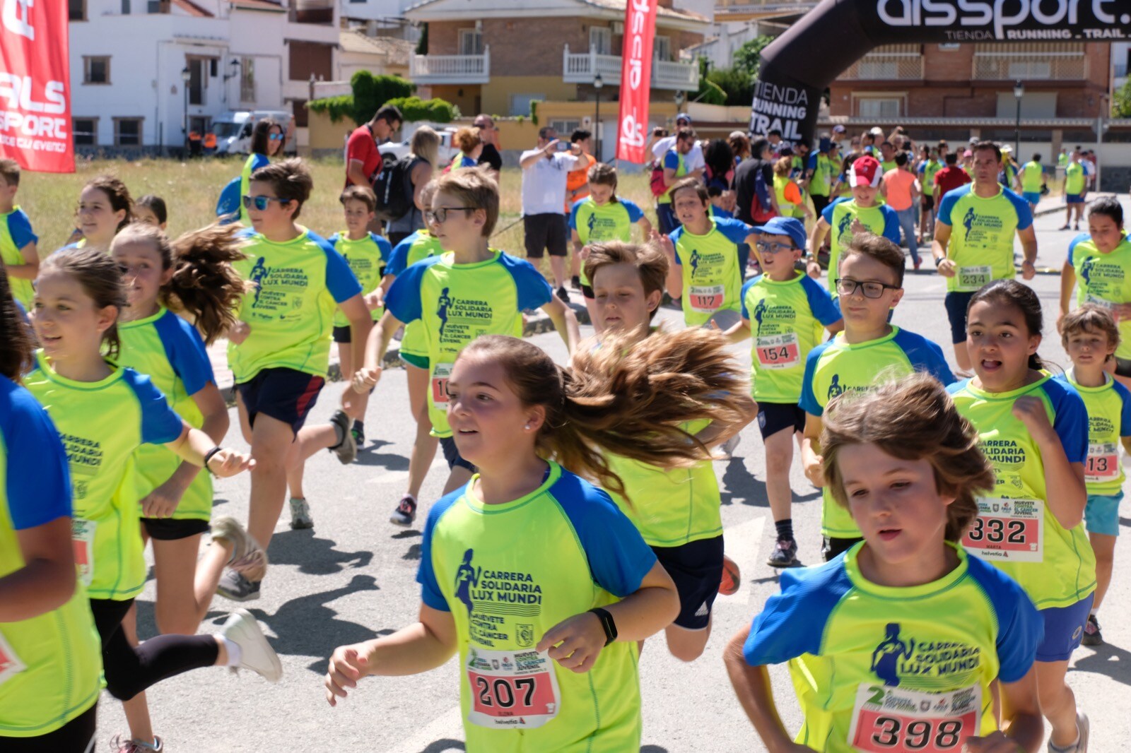 Con modalidades infantiles, una march-carrera y una prueba absoluta de 7 kilómetros, la carrera solidaria de Cájar ha celebrado su segunda edición con un gran ambiente