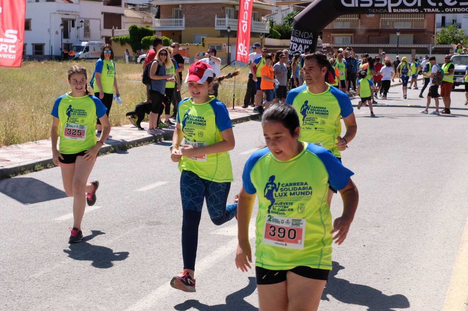 Con modalidades infantiles, una march-carrera y una prueba absoluta de 7 kilómetros, la carrera solidaria de Cájar ha celebrado su segunda edición con un gran ambiente