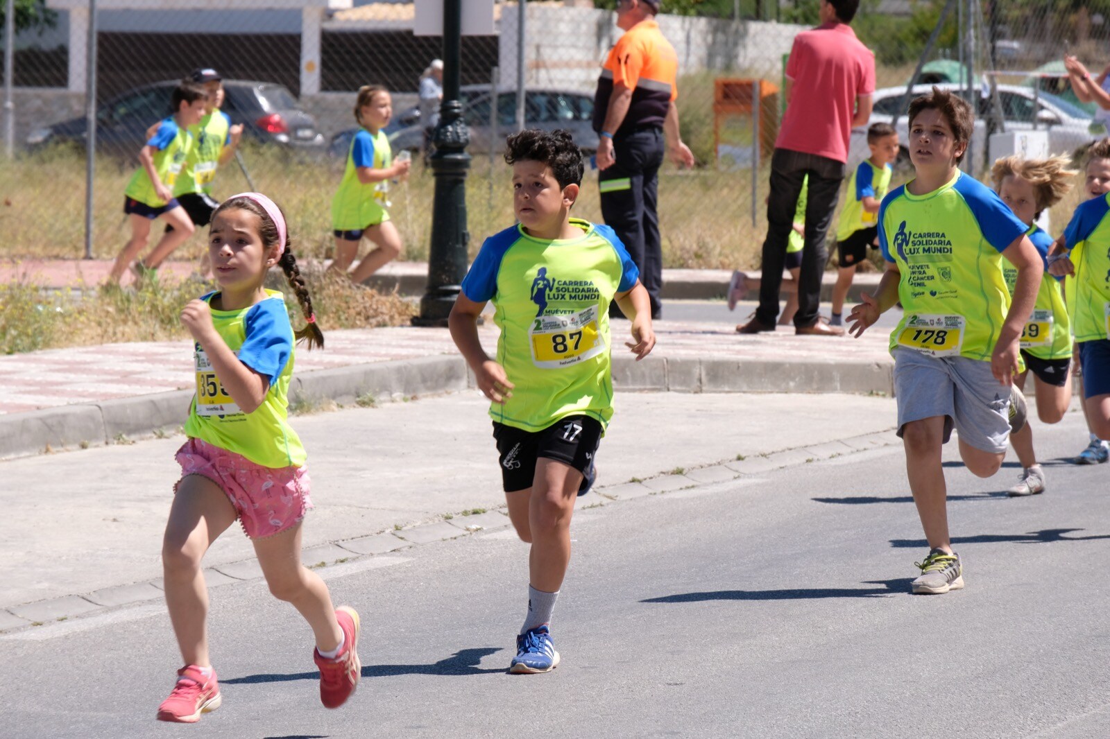 Con modalidades infantiles, una march-carrera y una prueba absoluta de 7 kilómetros, la carrera solidaria de Cájar ha celebrado su segunda edición con un gran ambiente