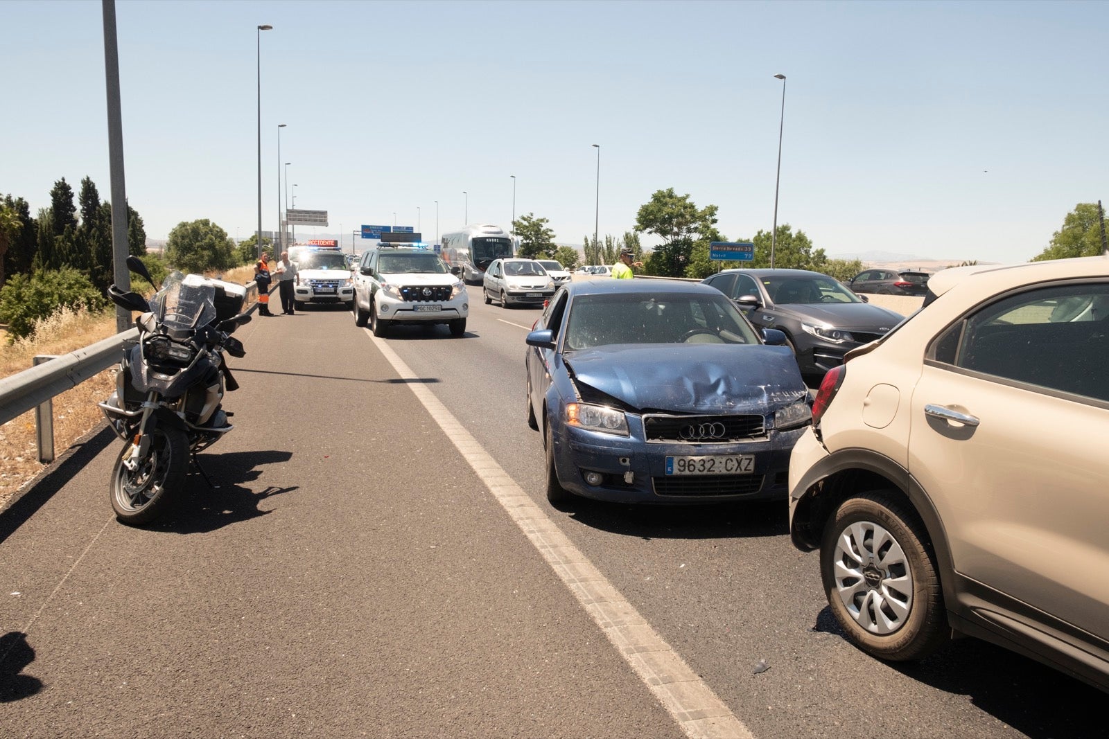 Como consecuencia del impacto, sin heridos, se han generado serias retenciones de tráfico