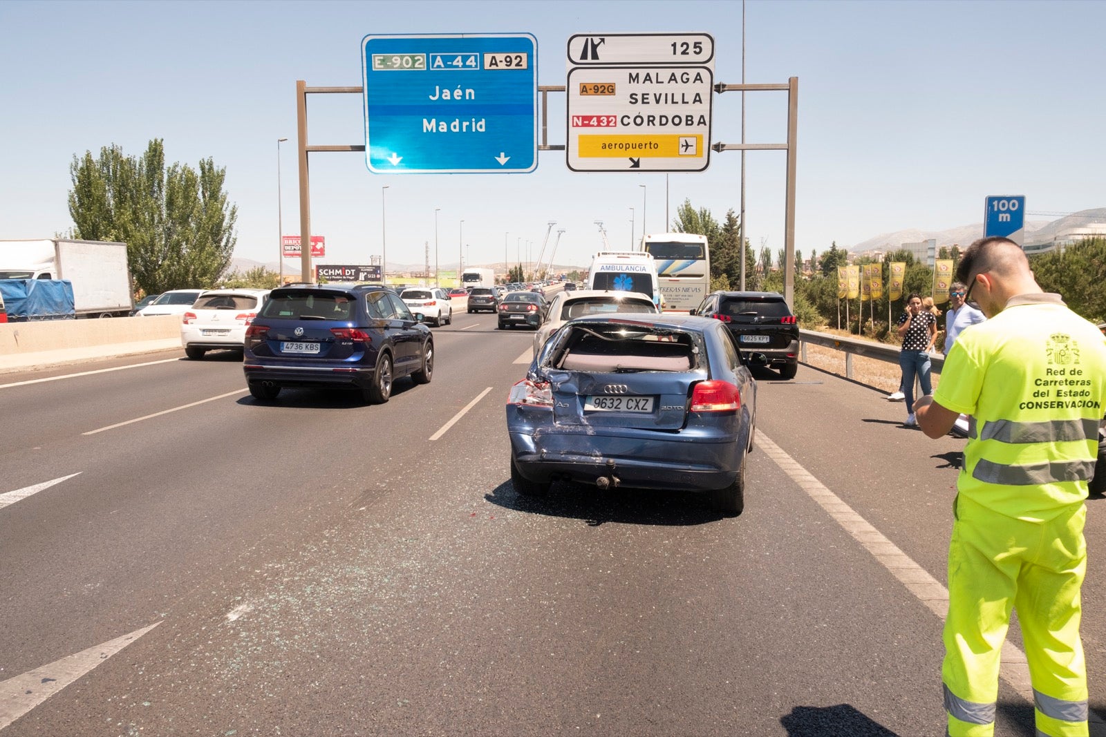 Como consecuencia del impacto, sin heridos, se han generado serias retenciones de tráfico