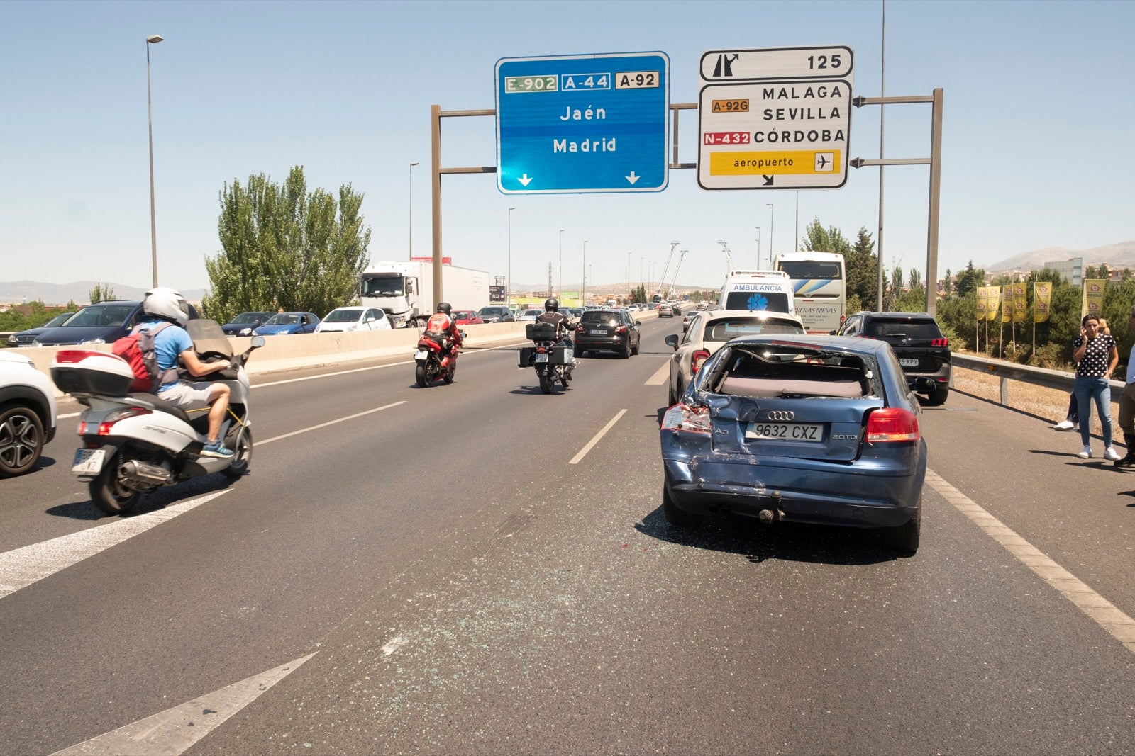 Como consecuencia del impacto, sin heridos, se han generado serias retenciones de tráfico