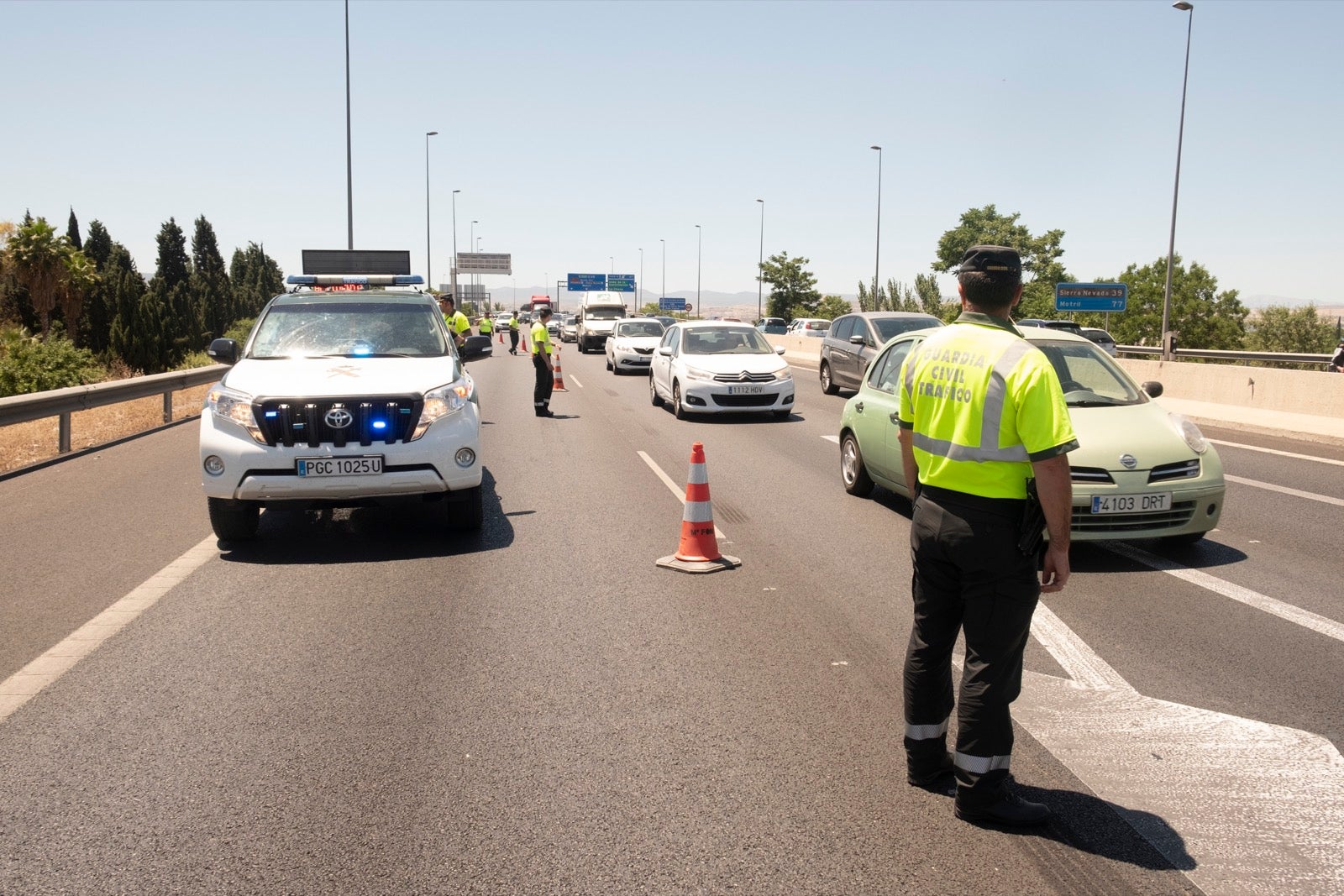 Como consecuencia del impacto, sin heridos, se han generado serias retenciones de tráfico