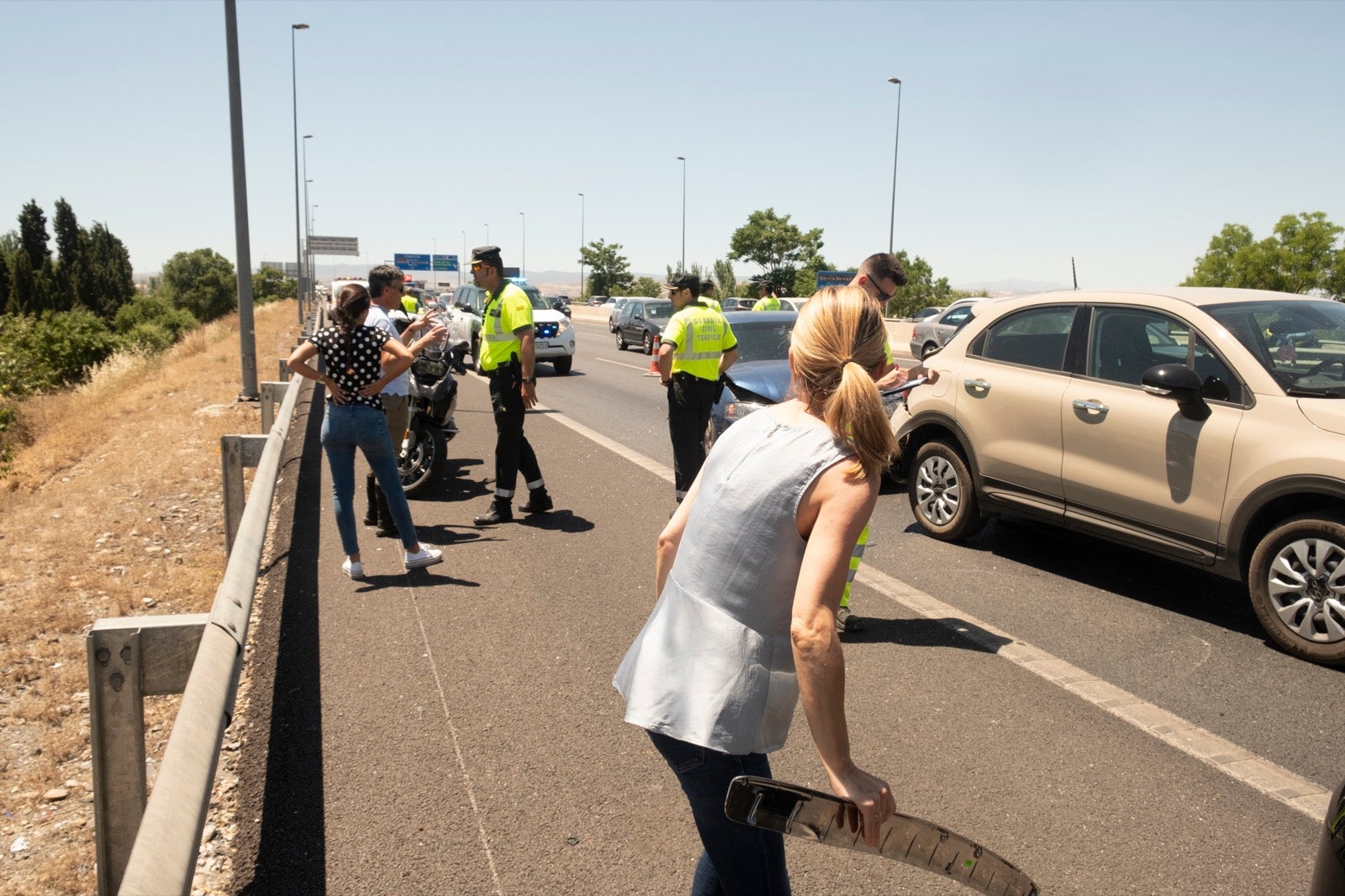 Como consecuencia del impacto, sin heridos, se han generado serias retenciones de tráfico