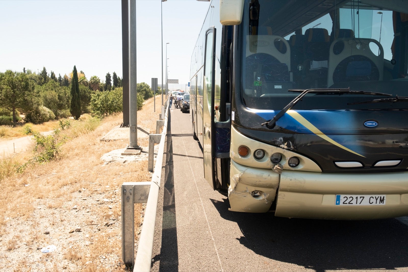 Como consecuencia del impacto, sin heridos, se han generado serias retenciones de tráfico
