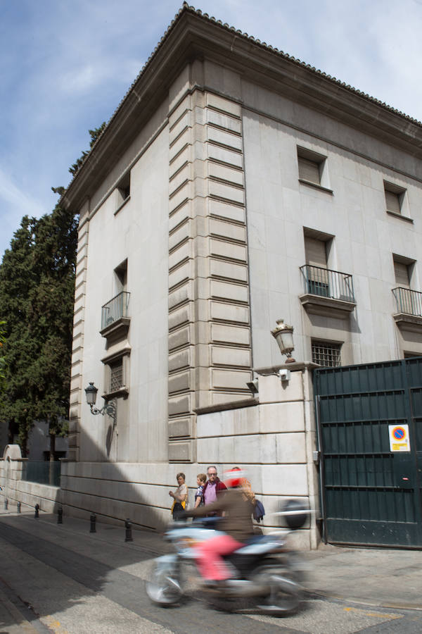 Imagen secundaria 2 - Mármol de Macael de la Chancillería, muy afectado (1) | Bajo relieve de la Catedral afectado (2) | Ennegrecimiento del Banco de España por el tráfico (3). .