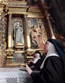 Imagen secundaria 2 - Adoradoras del Santísimo se dirigen a su convento en San Gregorio. Las dos siguientes imágenes corresponden a las monjas de Santa Isabel la Real.