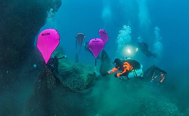 Buzos inflan bolsas atadas a 'redes fantasma' en el fondo del mar frente a las costas de Stratoni, cercade la península de Chalkidiki (Grecia).. 