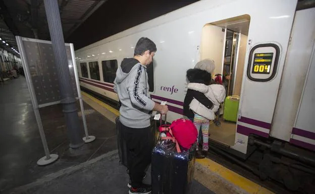 Casi 40 minutos de retraso en el Talgo que hace el trayecto Madrid-Granada por avería mecánica