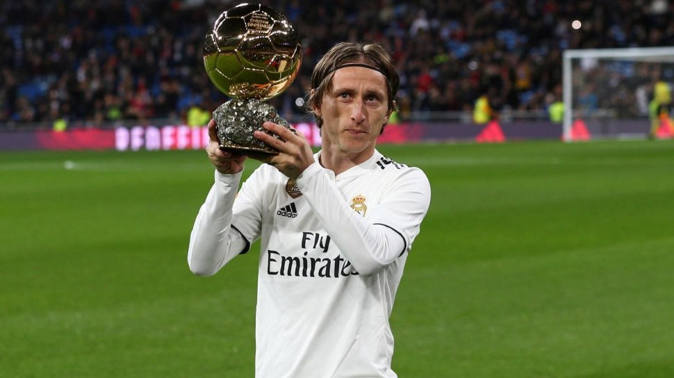 Luka Modric presenta el Balon de Oro a la afición.