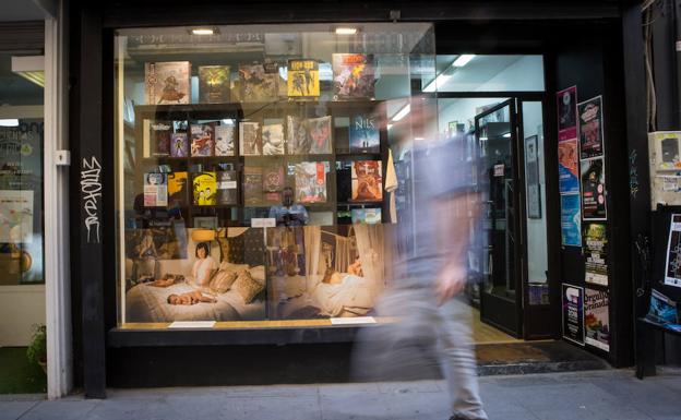 Los escaparates de la Calle Cruz luchan contra la transfobia 