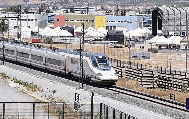 Los dirigentes granadinos celebran la llegada del AVE a la capital nazarí, aunque se muestran preocupados por el precio de los billetes.