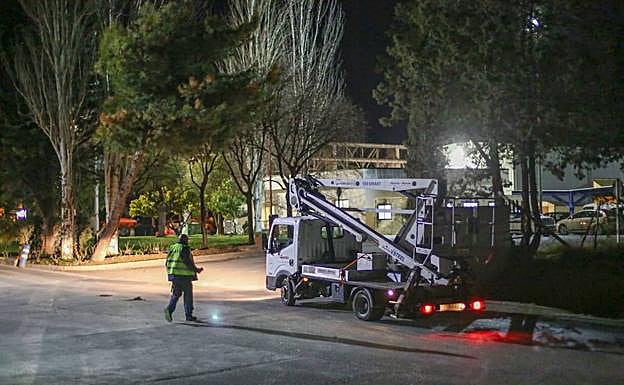 Un camión entra en la planta de reciclaje de Alhendín la noche en la que fue hallado el pequeño cadáver.