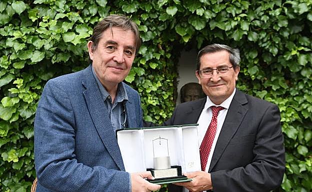 El poeta recibe el Pozo de Plata de manos de José Entrena, presidente en funciones de la Diputación.