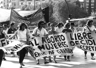 Imagen secundaria 1 - Lola Callejón en los 80 y 90. Las dos primeras imágenes en manifestaciones feministas.