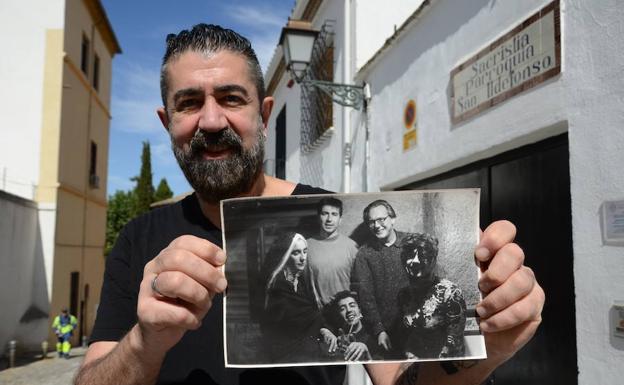 Imagen principal - En la primera foto Juan Pedro con una foto en el club en el que trabajó Verlín en una fiesta de disfraces. En la siguiente imagen Juan Pedro con Alberto en la puerta de la sacristía de San Ildefonso donde se reunía el FLHA. En la última algunos folletos de fiestas de los clubs de ambiente de finales de los 80.