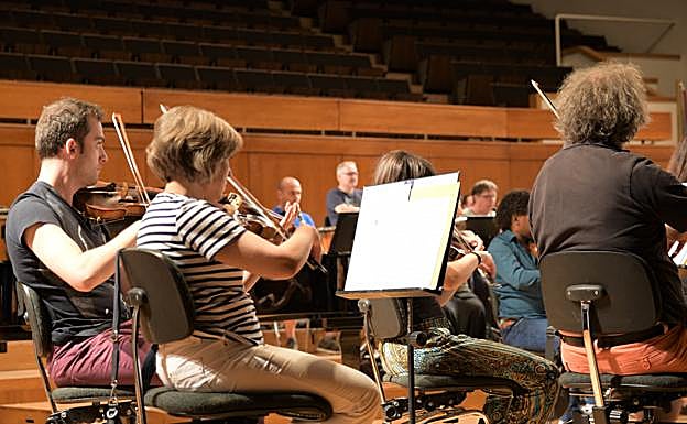 Músicos de la Orquesta Ciudad de Granada ensayan para el festival