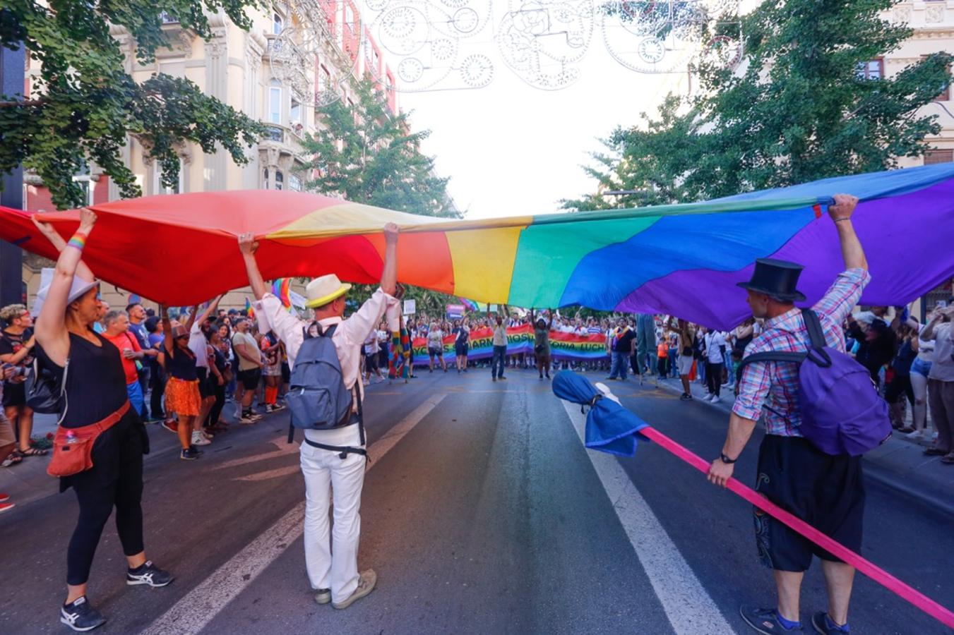 La demora en el corte del tráfico retrasa la celebración, pero más de mil personas recorren las calles para celebrar los derechos LGTBI