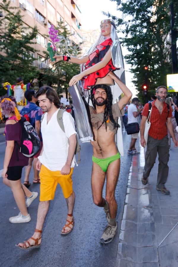 La demora en el corte del tráfico retrasa la celebración, pero más de mil personas recorren las calles para celebrar los derechos LGTBI