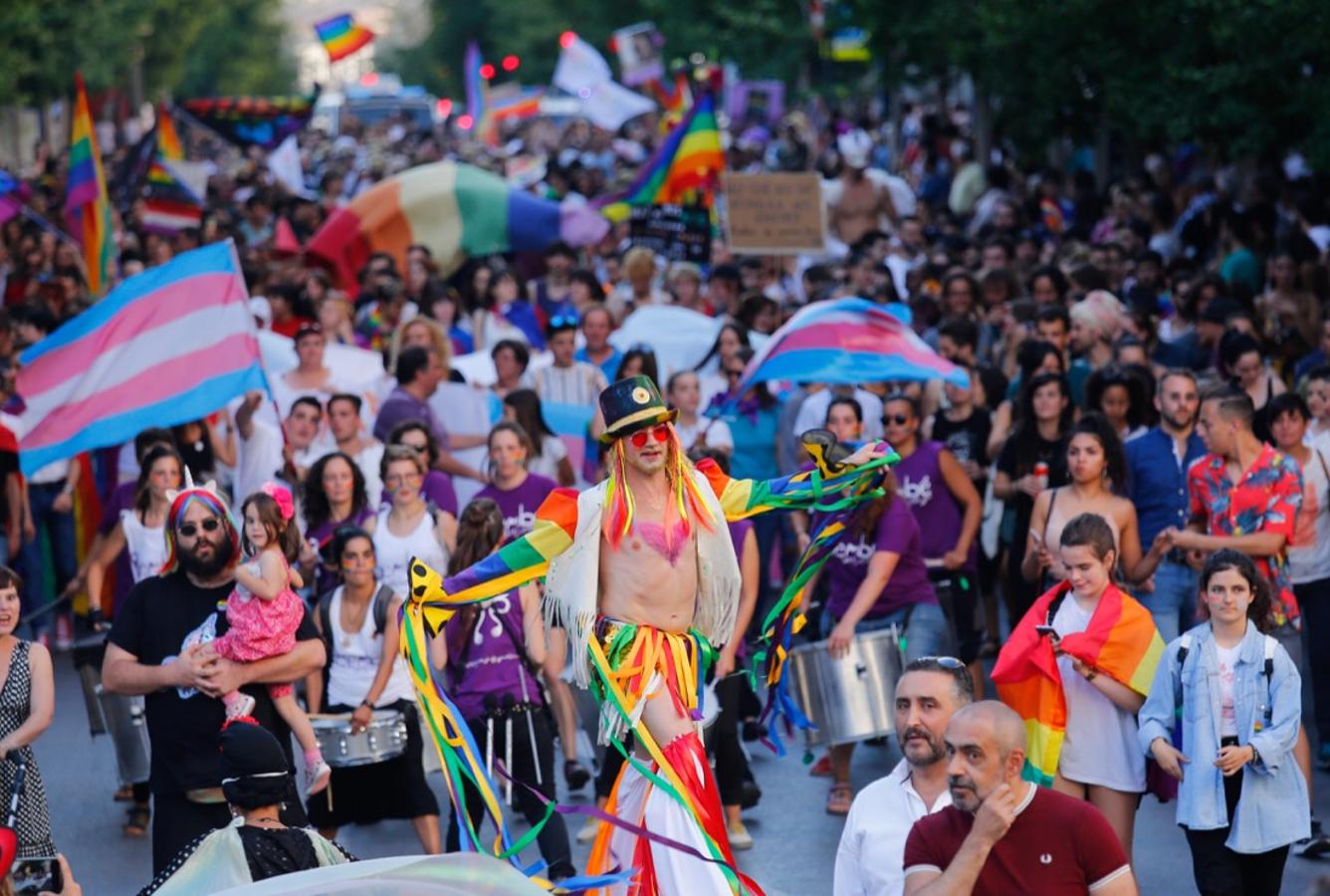 La demora en el corte del tráfico retrasa la celebración, pero más de mil personas recorren las calles para celebrar los derechos LGTBI