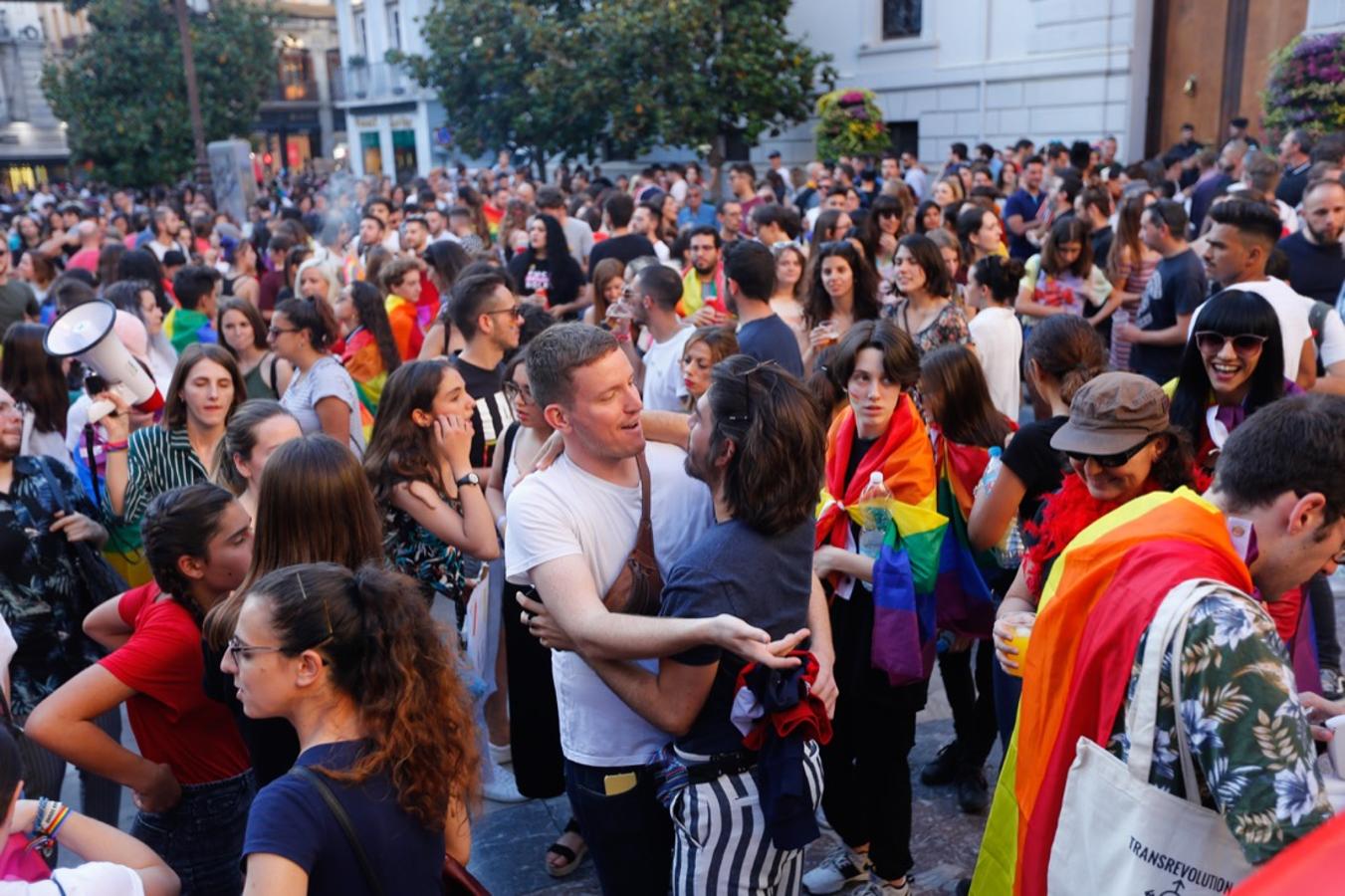 La demora en el corte del tráfico retrasa la celebración, pero más de mil personas recorren las calles para celebrar los derechos LGTBI