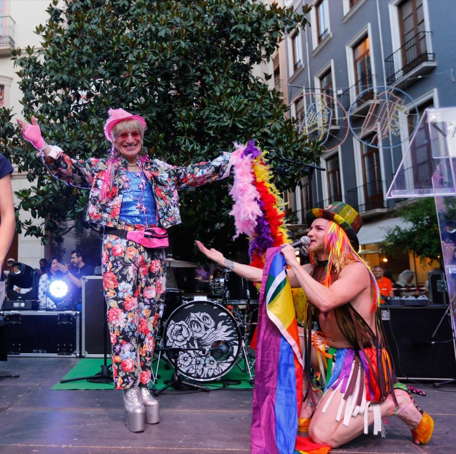 La demora en el corte del tráfico retrasa la celebración, pero más de mil personas recorren las calles para celebrar los derechos LGTBI