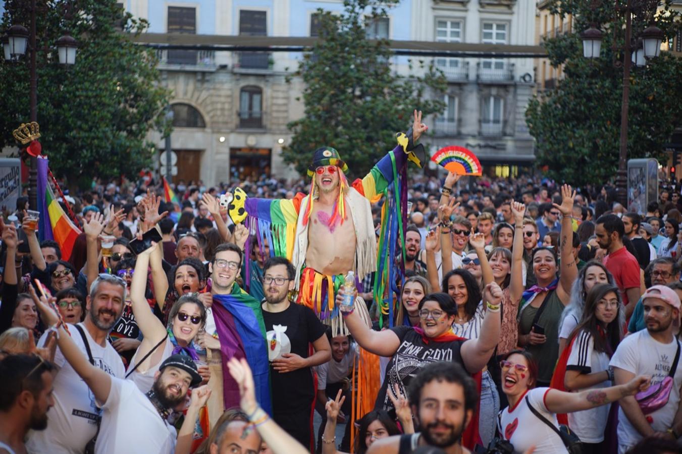 La demora en el corte del tráfico retrasa la celebración, pero más de mil personas recorren las calles para celebrar los derechos LGTBI