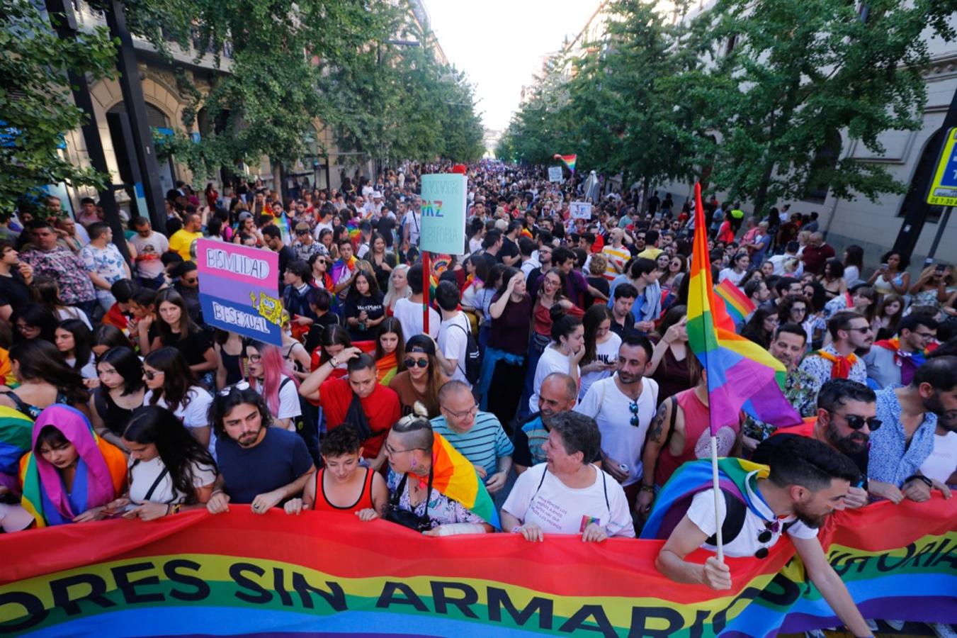 La demora en el corte del tráfico retrasa la celebración, pero más de mil personas recorren las calles para celebrar los derechos LGTBI