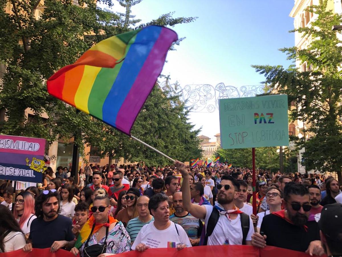 La demora en el corte del tráfico retrasa la celebración, pero más de mil personas recorren las calles para celebrar los derechos LGTBI