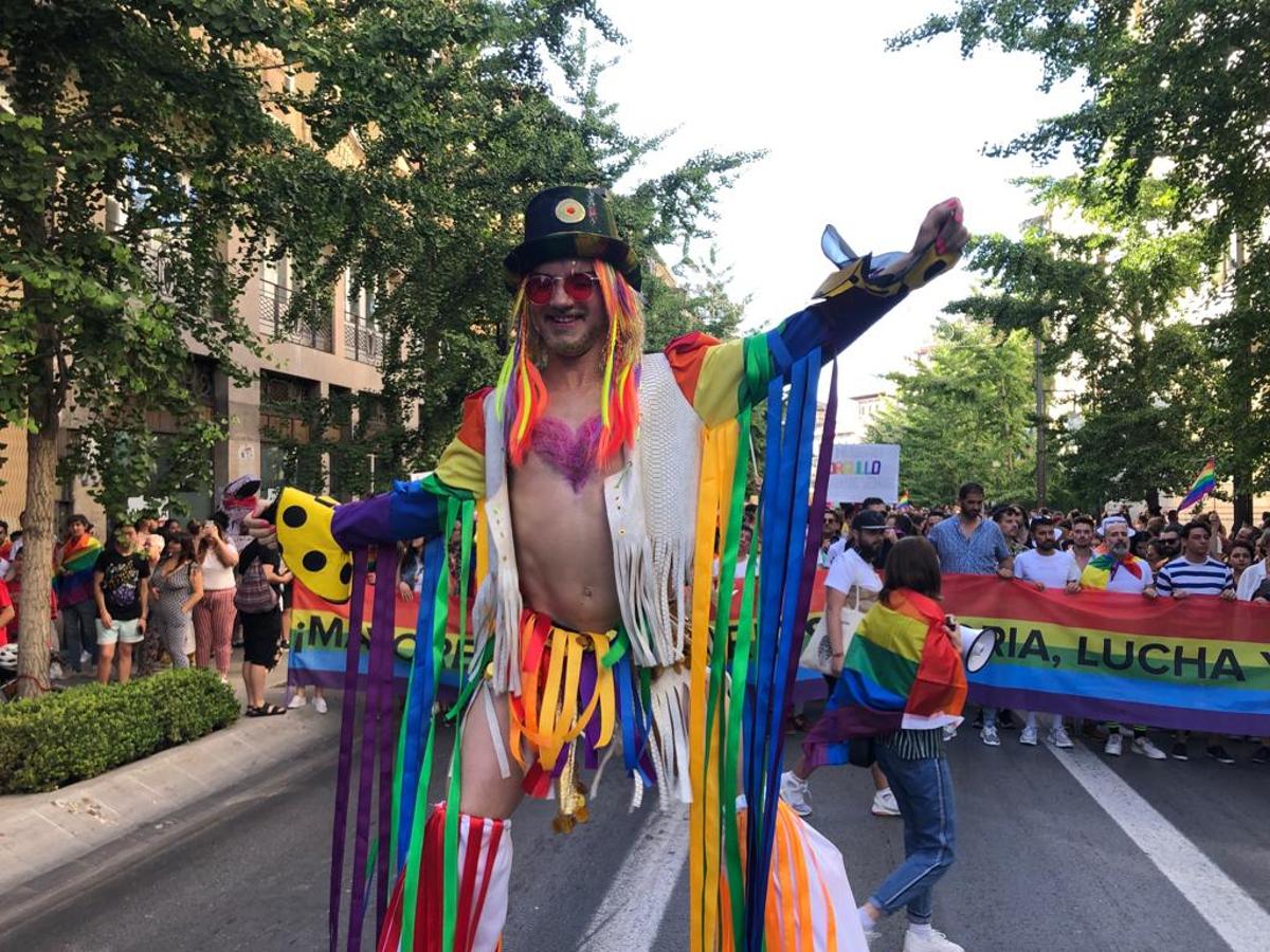 La demora en el corte del tráfico retrasa la celebración, pero más de mil personas recorren las calles para celebrar los derechos LGTBI