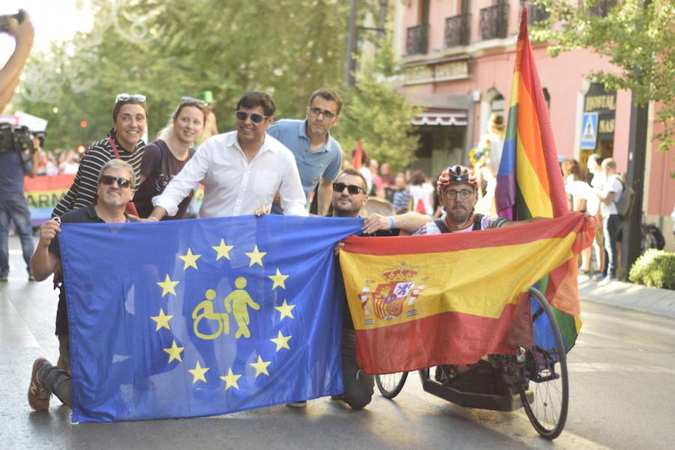 La demora en el corte del tráfico retrasa la celebración, pero más de mil personas recorren las calles para celebrar los derechos LGTBI