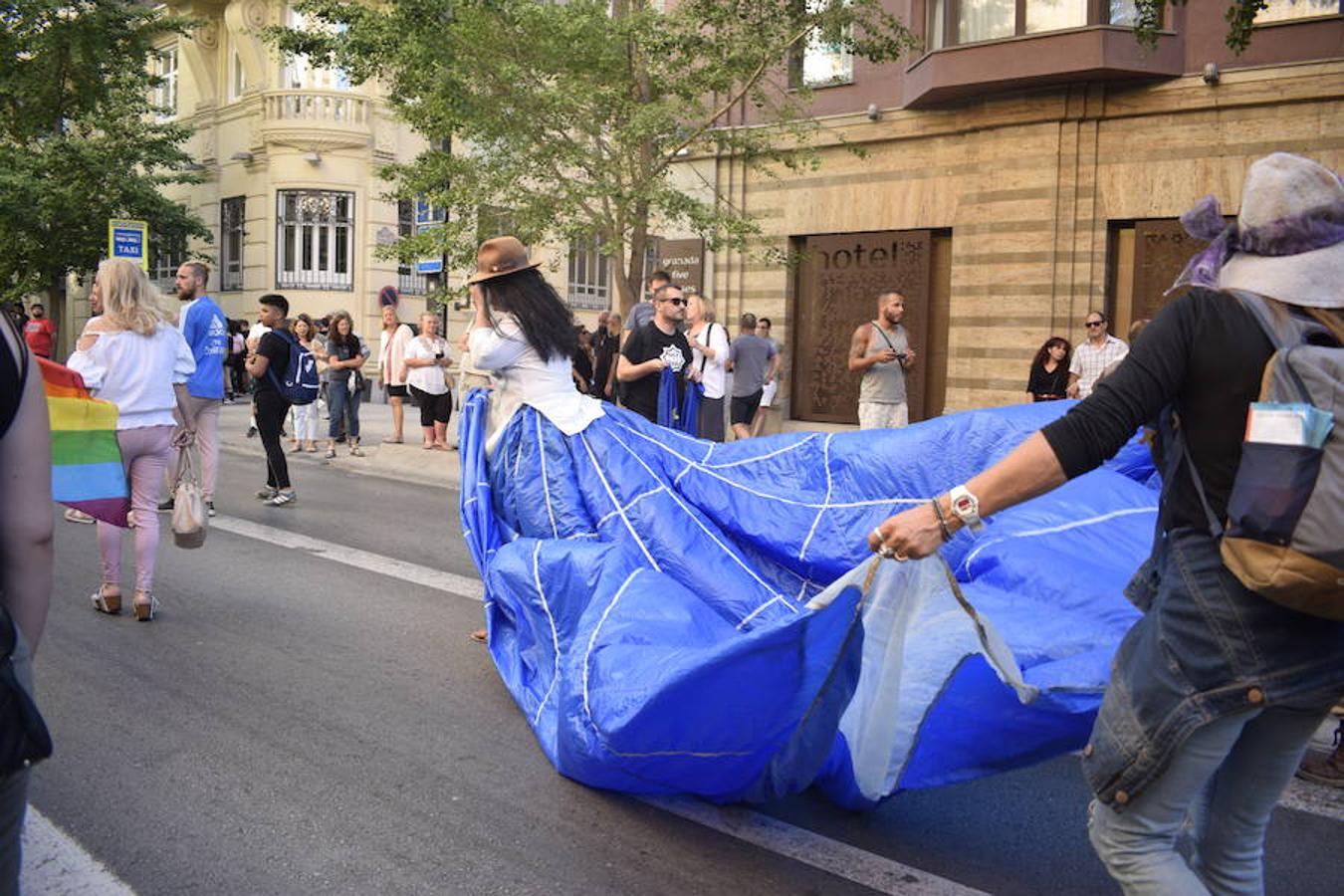 La demora en el corte del tráfico retrasa la celebración, pero más de mil personas recorren las calles para celebrar los derechos LGTBI