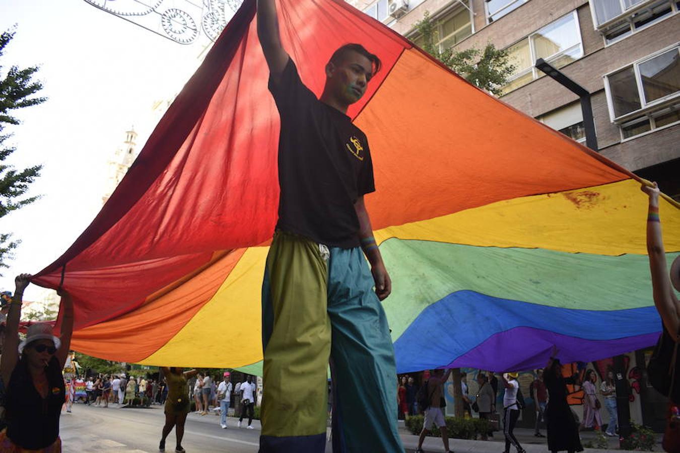 La demora en el corte del tráfico retrasa la celebración, pero más de mil personas recorren las calles para celebrar los derechos LGTBI